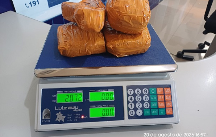 PRF intercepta ônibus e prende homem transportando 2 kg de cocaína em Floriano/PI