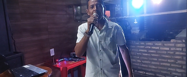 Cantor Zezinho Silva foi a atração musical nesta noite de domingo no Espeto e Cia