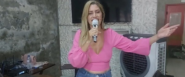 Cantora Cristiana Fernandes cantou e encantou no restaurante Espeto e Cia neste domingo