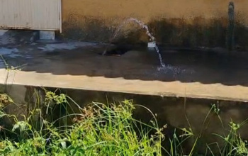 Flagrante de desperdício de água no bairro Caixa d'Água em Floriano