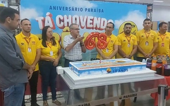 Corte do bolo de aniversário do Armazém Paraíba