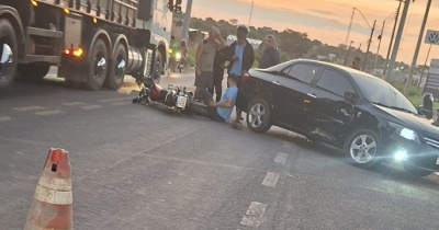 Acidente entre carro e moto deixa o motociclista com fratura exposta na perna