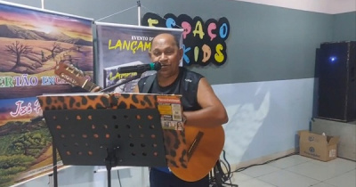 Manoel Filho di Floriano canta o hino da AAFLOR durante reunião festiva