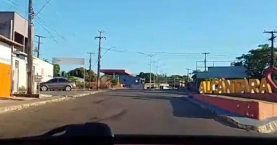 Constâncio Júnior e a esposa Ivone gravam vídeos durante passeio na cidade de Alcântara