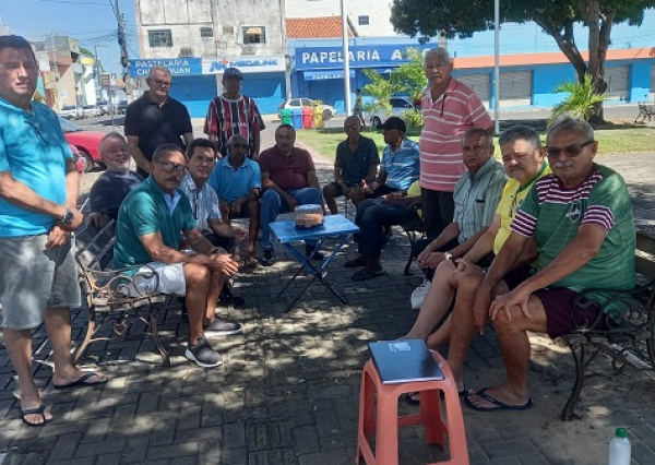 Sessentões da praça fazem um minuto de silêncio pela morte do Valder