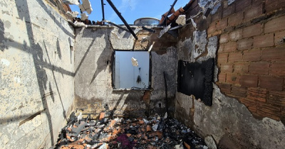 Incêndio destrói parcialmente residência no bairro Viazul nesta sexta-feira; SAMU e Bombeiros foram acionados
