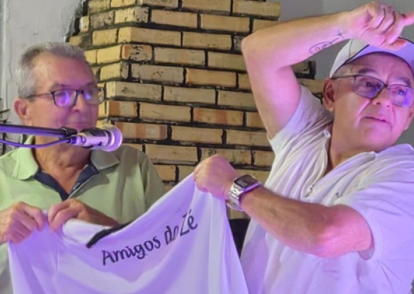 Grupo de ciclistas de Floriano celebra aniversário do Dr. Ariosto em noite de homenagens e gratidão