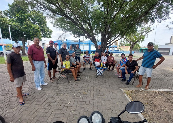 Grupo sessentões da praça comemora o aniversário do Paulo Torres e do visitante Wilson