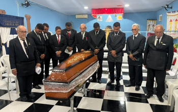 Corpo do maçom Saul Neves sai da loja maçônica depois das homenagens póstumas