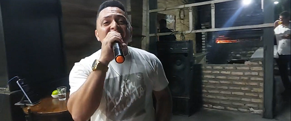 Gleysinho Show agita o público no Espeto e Cia no Bairro Irapuá