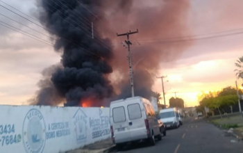 Incêndio de grandes proporções destrói veículos e assusta moradores em Floriano