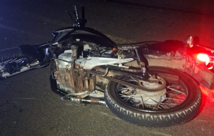 Acidente entre moto e carreta deixa duas pessoas mortas em Bertolínia