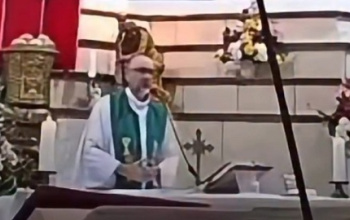 Tragédia no Altar: Padre morre após ser atingido por cruz durante transmissão ao vivo no Equador