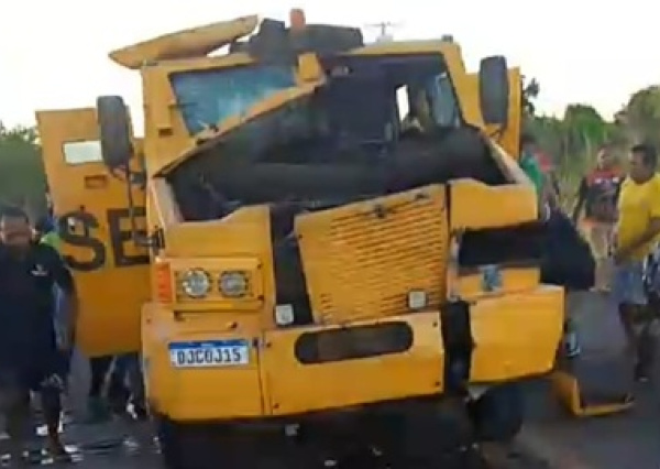 Terror no Interior: Criminosos usam fuzis e explodem carro-forte na BR-135 no Maranhão