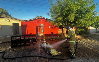 Corpo de Bombeiros combate incêndio em residência no município de Piripiri