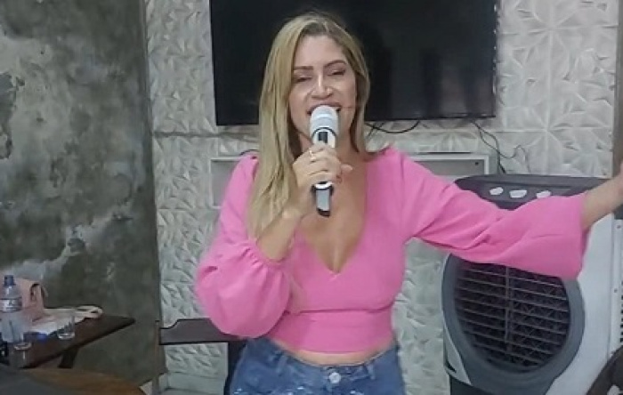 Cantora Cristiana Fernandes cantou e encantou no restaurante Espeto e Cia neste domingo