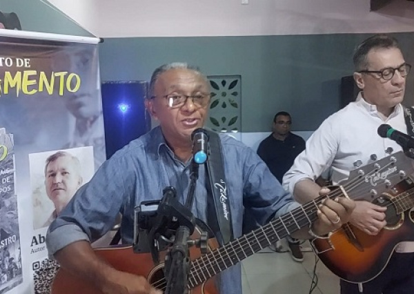 Além das Notícias: Jornalista Francilmar Vieira dá show de talento musical em evento da AAFLOR