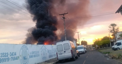 Incêndio de grandes proporções destrói veículos e assusta moradores em Floriano