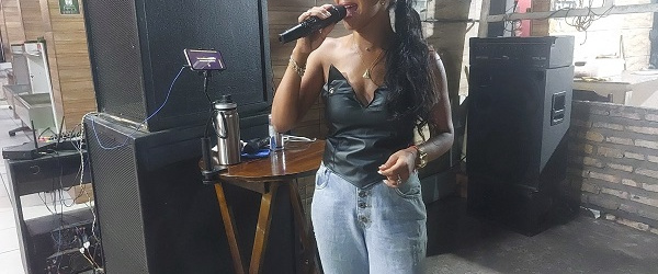 Noite de Brilho e Talento: Geysa Lima Encanta Clientes no Espeto e Cia