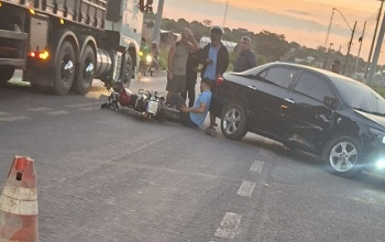 Acidente entre carro e moto deixa o motociclista com fratura exposta na perna