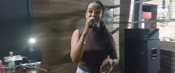 Noite de Brilho e Talento: Geysa Lima Encanta Clientes no Espeto e Cia