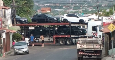 Caminhão cegonha fica preso em rotatória e mobiliza a PRF para liberar o trânsito