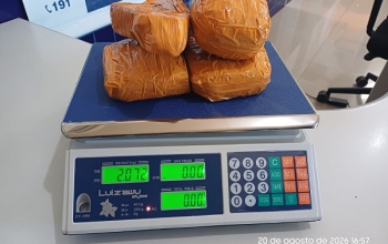 PRF intercepta ônibus e prende homem transportando 2 kg de cocaína em Floriano/PI