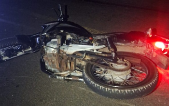 Acidente entre moto e carreta deixa duas pessoas mortas em Bertolínia