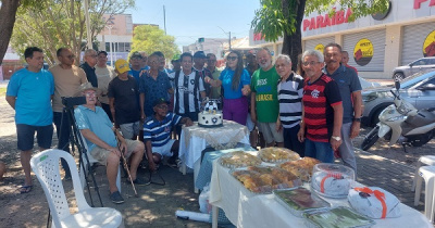 Professor Miguel Vieira comemora o seu aniversário durante o encontro dos sessentões da praça