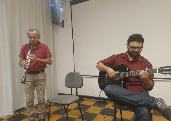 Professor Amorim e Temístocles Filho fazem apresentação musical em oficina sobre lei Rouanet 