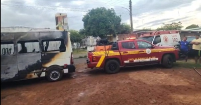 Cinco carros foram atingidos no incêndio  da  oficina na manhã de hoje em Floriano