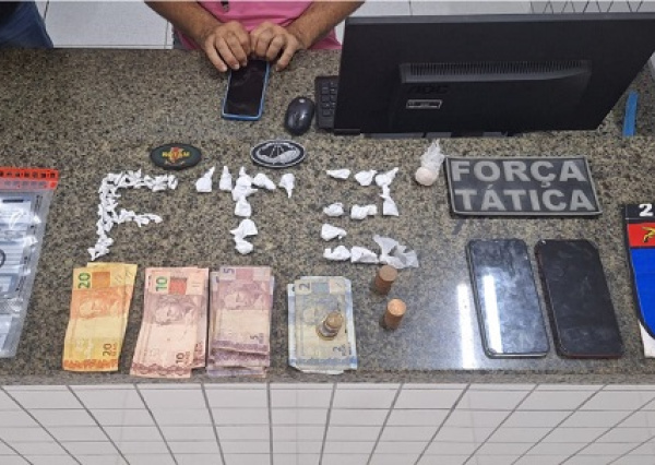 Polícia Militar prende dois suspeitos de tráfico e apreende drogas após flagrante de venda no litoral do Piauí