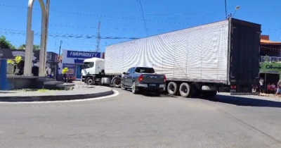 Registrada uma colisão entre uma Hilux e um caminhão baú