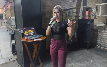 Cristiana Fernandes cantando e encantando no restaurante Espeto e Cia