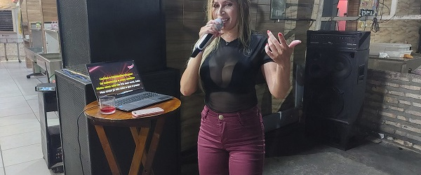 Cristiana Fernandes cantando e encantando no restaurante Espeto e Cia