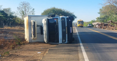 Caminhão frigorífico tomba na BR 343, no alto da serra da arara
