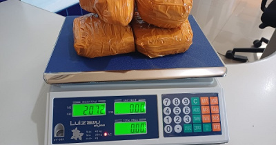 PRF intercepta ônibus e prende homem transportando 2 kg de cocaína em Floriano/PI