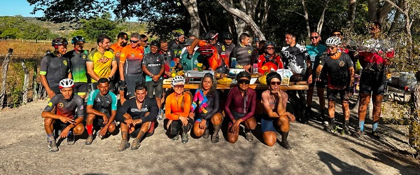 Zé Neto comemora 50 anos pedalando com os amigos até sua  propriedade na zona rural de Floriano