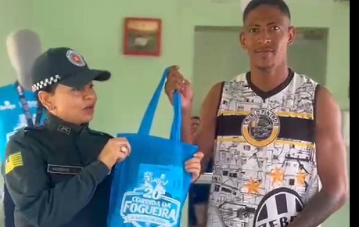 Organizadores da corrida da fogueira entregam kits e orienta os participantes