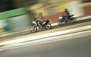 Flagrante de motoqueiros fazendo racha na Av Fauzer Bucar