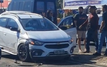 Colisão entre dois carros no anel viário. Mais um acidente em 24 horas