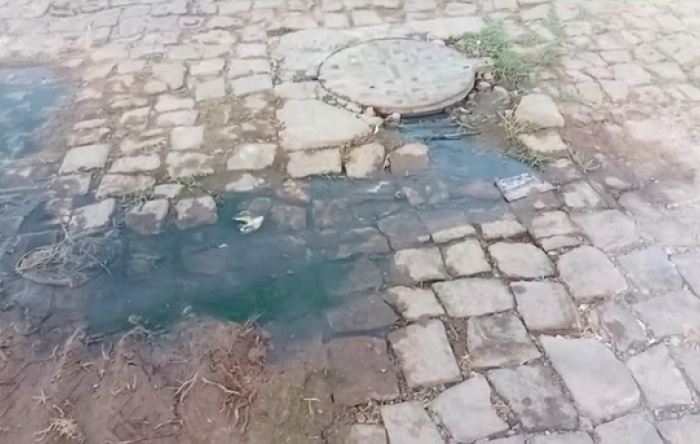 Moradora do residencial Alto da Cruz sofre com problema causado pelo esgotamento sanitário