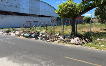 Internauta denuncia moradores que jogam  lixo doméstico em via pública