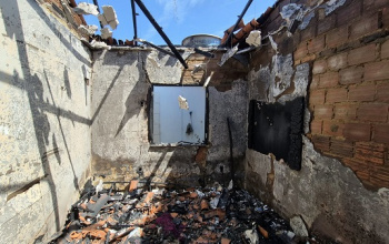 Incêndio destrói parcialmente residência no bairro Viazul nesta sexta-feira; SAMU e Bombeiros foram acionados