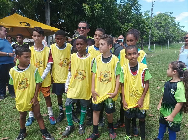 Escolinha de futebol de Floriano recebe apoio da fundação Mormaço